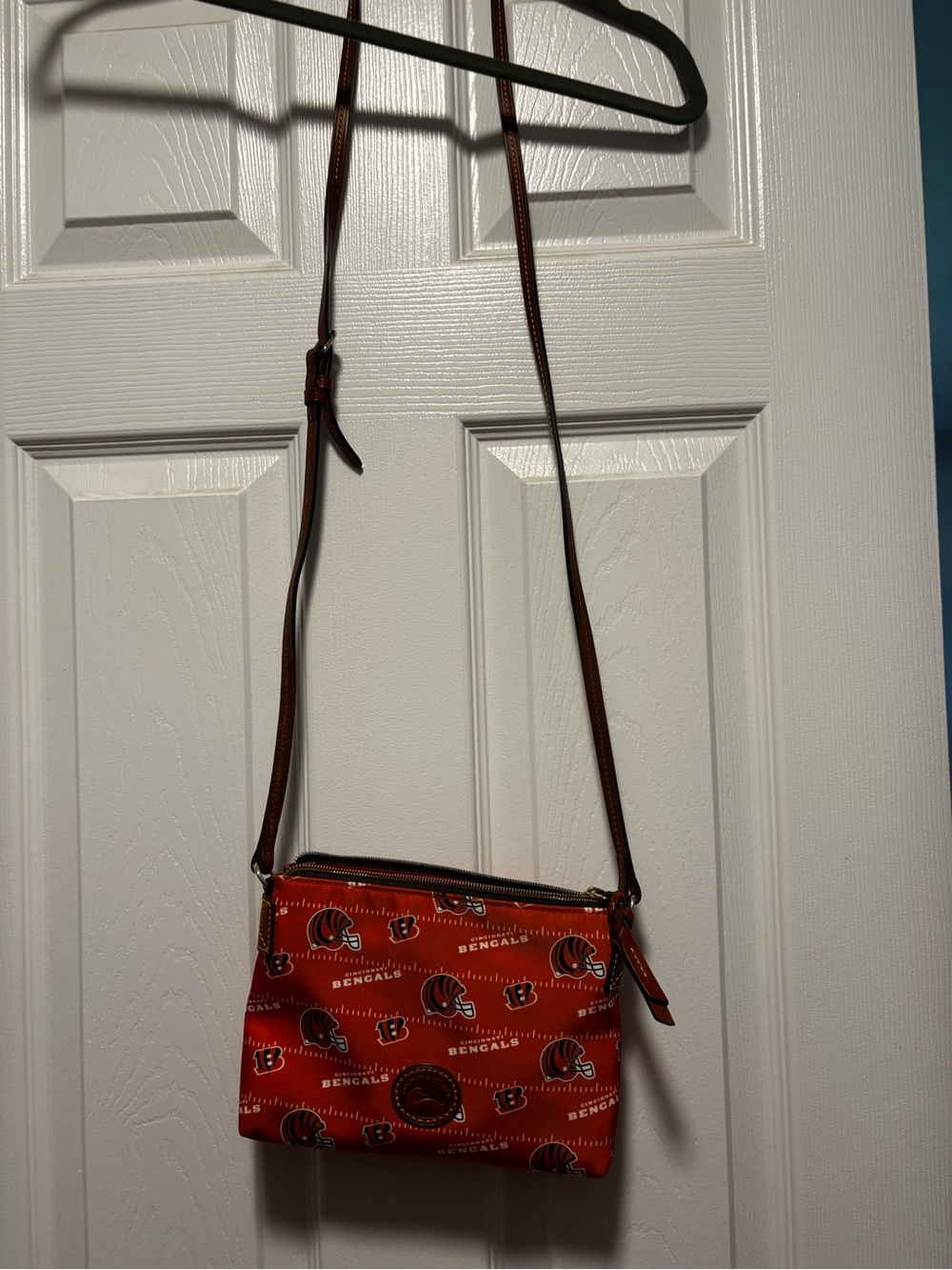 Dooney & Bourke Cincinnati Bengals Orange Crossbody Wristlet - Picture 4 of 5